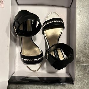 size 7 never worn No toe marks, still has stickers on the bottom from no wear.